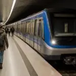 Συρμός μετρό σε σταθμό του Μονάχου με επιβάτες στην αποβάθρα, συμβολική εικόνα για τον σχεδιασμό επέκτασης της U5 προς το Freiham