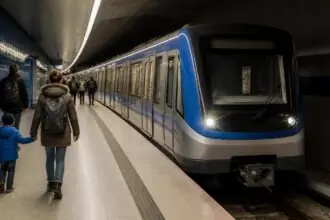 Συρμός μετρό σε σταθμό του Μονάχου με επιβάτες στην αποβάθρα, συμβολική εικόνα για τον σχεδιασμό επέκτασης της U5 προς το Freiham