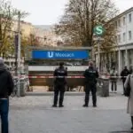 Αστυνομικοί κοντά σε είσοδο σταθμού μετρό στο Μόναχο, σε συμβολική απεικόνιση της επιχείρησης στο Moosach