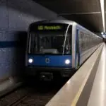 Συρμός του μετρό του Μονάχου εισέρχεται σε υπόγειο σταθμό με επιβάτες στην αποβάθρα