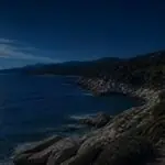 Symbolische nächtliche Küstenlandschaft auf Chalkidiki als Illustration zum Erdbeben