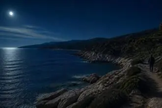 Symbolische nächtliche Küstenlandschaft auf Chalkidiki als Illustration zum Erdbeben