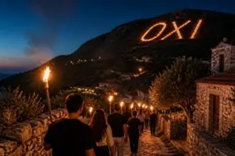 Symbolbild eines Fackelzugs mit leuchtendem Ochi-Schriftzug an einem griechischen Berghang