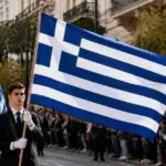 Griechische Fahnen bei einer symbolischen Parade zum Ochi-Tag in Griechenland