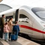Οικογένεια με αποσκευές σε γερμανικό σιδηροδρομικό σταθμό μπροστά από τρένο ICE της Deutsche Bahn
