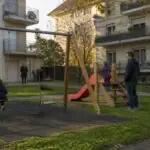 Παιδιά σε παιδική χαρά ανάμεσα σε πολυκατοικίες, συμβολική εικόνα για το Sissach της Ελβετίας