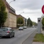 Συμβολική εικόνα πινακίδας ορίου ταχύτητας 70 χλμ./ώρα και κάμερας ελέγχου ταχύτητας σε γερμανικό δρόμο