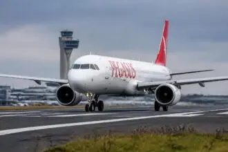 Συμβολική εικόνα Airbus A321neo της Pegasus Airlines σε διάδρομο αεροδρομίου στη Φρανκφούρτη.