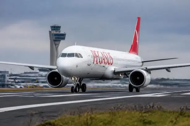 Συμβολική εικόνα Airbus A321neo της Pegasus Airlines σε διάδρομο αεροδρομίου στη Φρανκφούρτη.