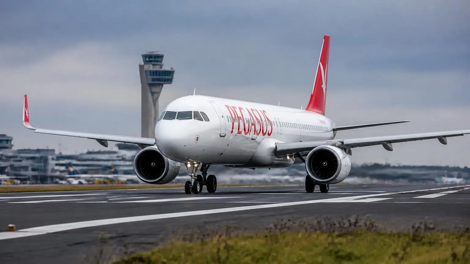 Συμβολική εικόνα Airbus A321neo της Pegasus Airlines σε διάδρομο αεροδρομίου στη Φρανκφούρτη.