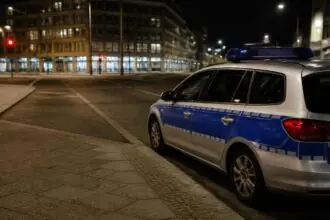 Περιπολικό της γερμανικής αστυνομίας σε νυχτερινό αστικό δρόμο