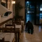 Symbolbild: Überwachungskamera in einem Restaurant und eine nicht erkennbare Person am Boden