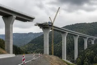 Συμβολική απεικόνιση ημιτελούς οδικής γέφυρας στην περιοχή Pirna της Σαξονίας στη Γερμανία