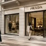 Symbolbild: Luxusmodegeschäft von Prada an einer eleganten Einkaufsstraße in Athen