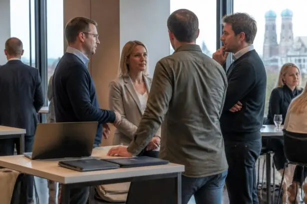 Berufstätige unterhalten sich bei einem symbolischen Karrieretreffen in einem Konferenzraum.