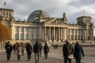 Το κτίριο του γερμανικού κοινοβουλίου Reichstag στο Βερολίνο με περαστικούς, συμβολική απεικόνιση της δημοσκόπησης για την κυβέρνηση