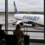 Αεροσκάφος της Ryanair στον χώρο στάθμευσης γερμανικού αεροδρομίου, όπως φαίνεται από τον τερματικό σταθμό.