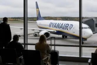 Αεροσκάφος της Ryanair στον χώρο στάθμευσης γερμανικού αεροδρομίου, όπως φαίνεται από τον τερματικό σταθμό.