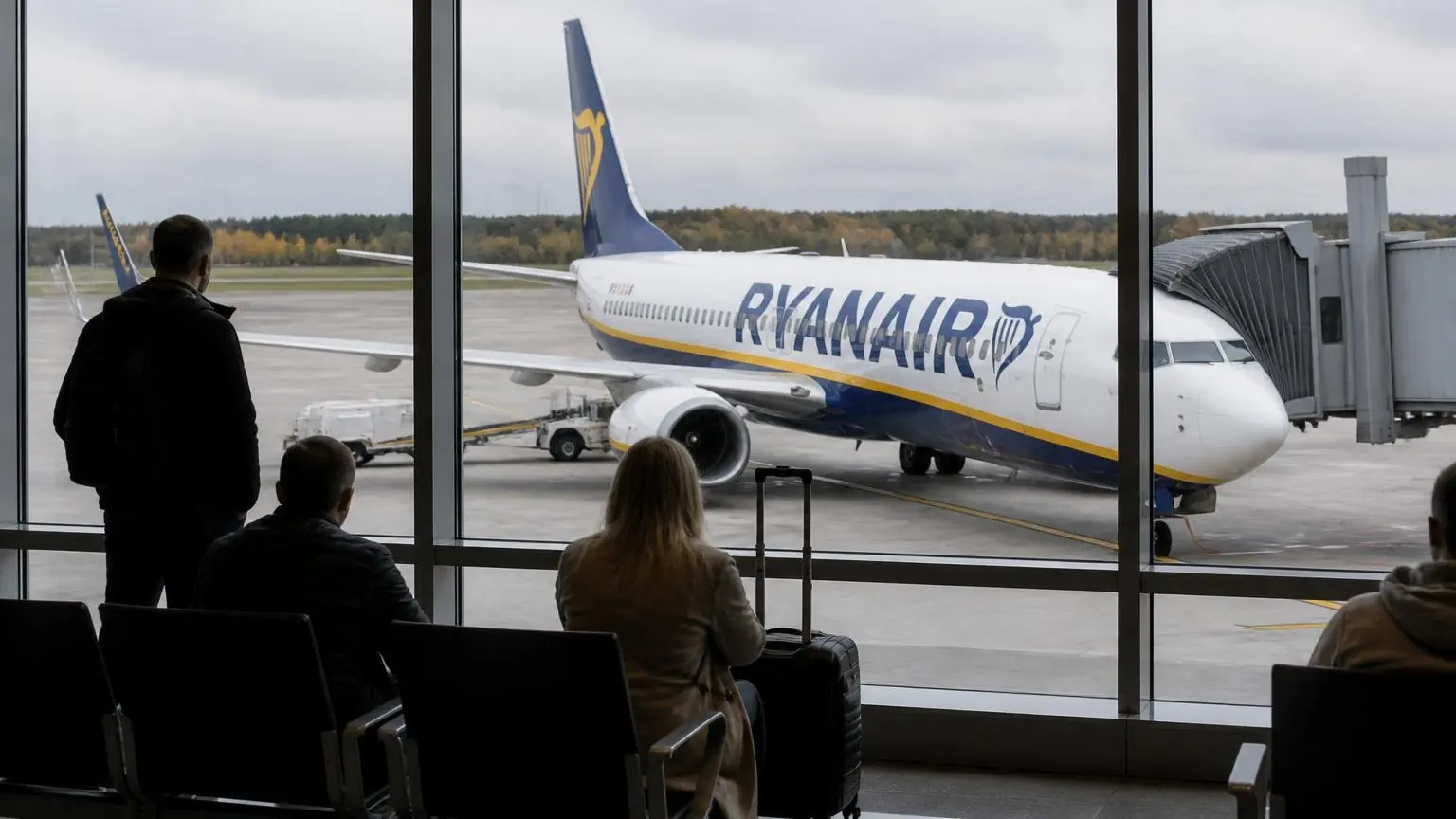 Αεροσκάφος της Ryanair στον χώρο στάθμευσης γερμανικού αεροδρομίου, όπως φαίνεται από τον τερματικό σταθμό.