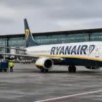 Συμβολική εικόνα επιβατικού αεροσκάφους Ryanair στον χώρο στάθμευσης του αεροδρομίου BER