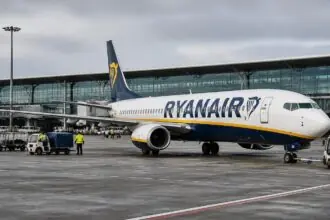 Συμβολική εικόνα επιβατικού αεροσκάφους Ryanair στον χώρο στάθμευσης του αεροδρομίου BER