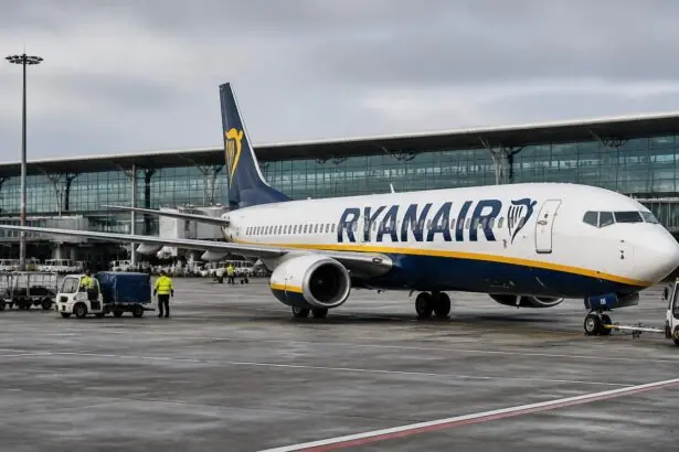 Συμβολική εικόνα επιβατικού αεροσκάφους Ryanair στον χώρο στάθμευσης του αεροδρομίου BER