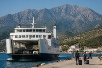 Symbolbild einer Autofähre vor der bergigen Küste der griechischen Insel Samothraki