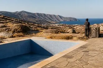 Symbolisches Schwimmbecken vor einer trockenen Landschaft auf einer griechischen Kykladeninsel