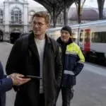 Εργαζόμενος σιδηροδρόμων συνομιλεί με υποψήφιο δίπλα σε τρένο στην Αμβέρσα, συμβολική εικόνα