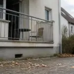 Σπασμένα αυγά μπροστά από μπαλκόνι πολυκατοικίας στη Βαυαρία, σε συμβολική απεικόνιση