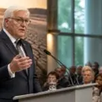 Συμβολική απεικόνιση του Frank-Walter Steinmeier να μιλά σε τελετή περιβαλλοντικού βραβείου