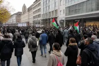 Πλήθος διαδηλωτών με πλακάτ και παλαιστινιακές σημαίες στο κέντρο γερμανικής πόλης, σε συμβολική εικόνα