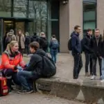 Συμβολική εικόνα μαθητών και διασωστών έξω από σχολικό κτίριο στη Βάδη-Βυρτεμβέργη