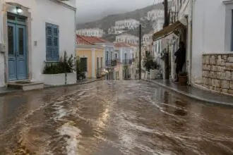 Symbolbild einer regennassen Straße auf einer griechischen Insel mit strömendem Wasser und Schlamm