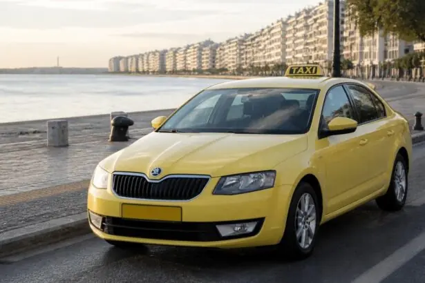 Ein Taxi steht an einer Uferstraße einer griechischen Küstenstadt.