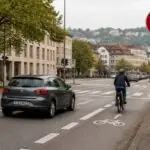 Γερμανικός αστικός δρόμος με πινακίδα ορίου ταχύτητας 40 χιλιομέτρων, αυτοκίνητο και ποδηλάτη στη Στουτγάρδη