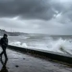 Θυελλώδης καιρός στις ακτές της Βόρειας Θάλασσας στη Γερμανία με ισχυρά κύματα και άνεμο