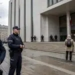 Συμβολική εικόνα με αστυνομικούς έξω από δικαστικό κτίριο στη Βαρσοβία, με αφορμή την πολιτική αντιπαράθεση στην Πολωνία