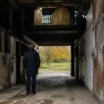 Συμβολική εικόνα ιππικού στάβλου στη Βαυαρία, με έναν άνθρωπο να στέκεται στην είσοδο.