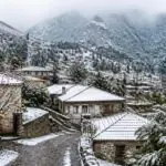 Symbolbild eines verschneiten Bergdorfs in der griechischen Berglandschaft