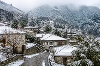Symbolbild eines verschneiten Bergdorfs in der griechischen Berglandschaft