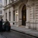 Συμβολική εικόνα κτιρίου στη Βιέννη με ερευνητές, για την υπόθεση καταγγελιών περί κατασκοπείας