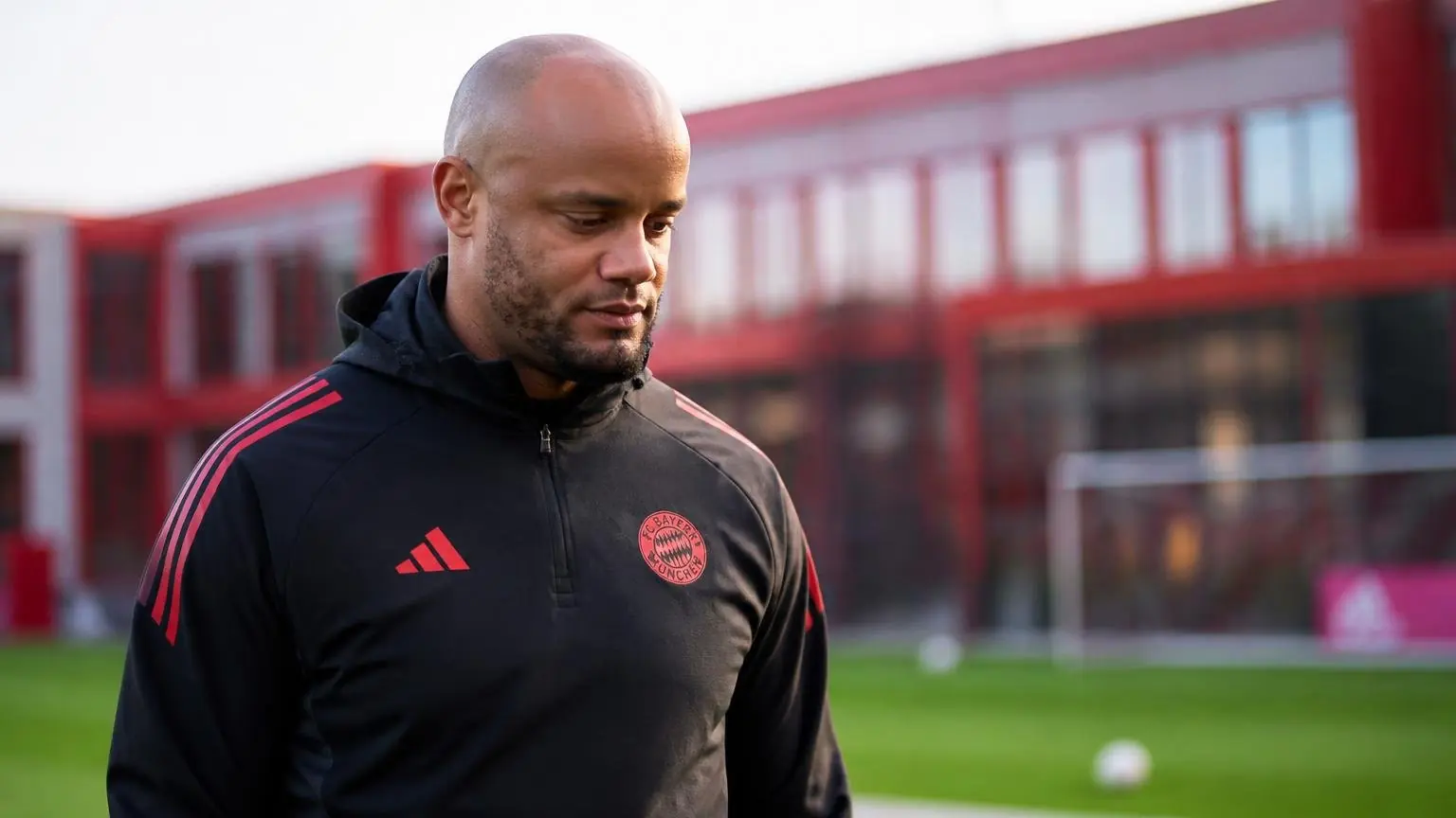 Συμβολική απεικόνιση του Vincent Kompany σε προπονητικό χώρο της Μπάγερν στο Μόναχο