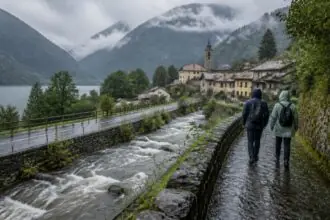 Έντονη φθινοπωρινή βροχή σε αλπικό τοπίο του Ticino στην Ελβετία, συμβολική απεικόνιση