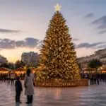 Symbolbild: Beleuchteter Weihnachtsbaum auf einem zentralen Platz in Heraklion auf Kreta