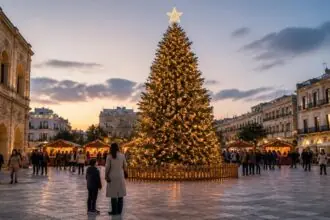 Symbolbild: Beleuchteter Weihnachtsbaum auf einem zentralen Platz in Heraklion auf Kreta