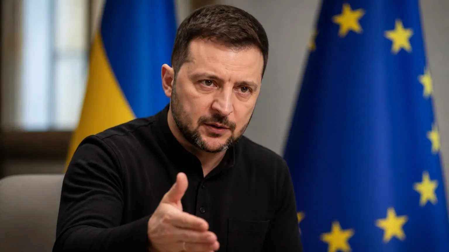 Ο Βολοντίμιρ Ζελένσκι σε συμβολική απεικόνιση με σημαίες της Ουκρανίας και της Ευρωπαϊκής Ένωσης.