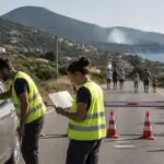 Symbolische Darstellung einer Evakuierungsübung mit freiwilligen Helfern und einer Straßensperre in einer griechischen Küstenregion